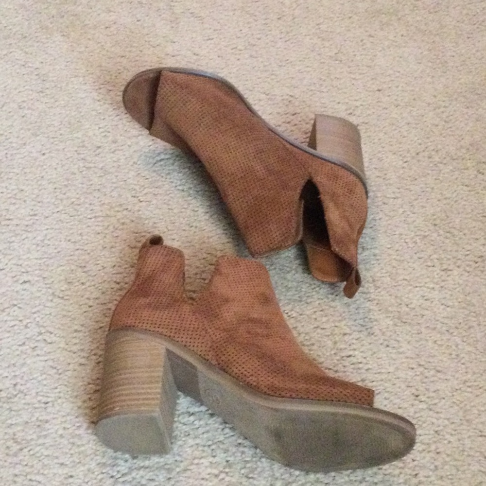 Universal Thread Shoes - image 3